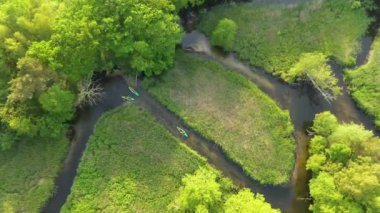 Doğal nehrin insansız hava görüntüsü.