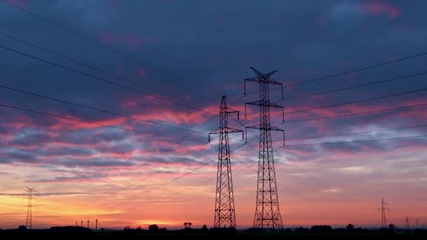 Timelapse Kraftledningar Vid Färgstark Solnedgång — Stockvideo