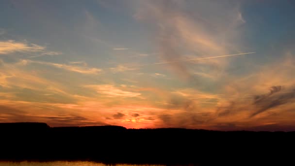 湖面上空的彩色落日 — 图库视频影像