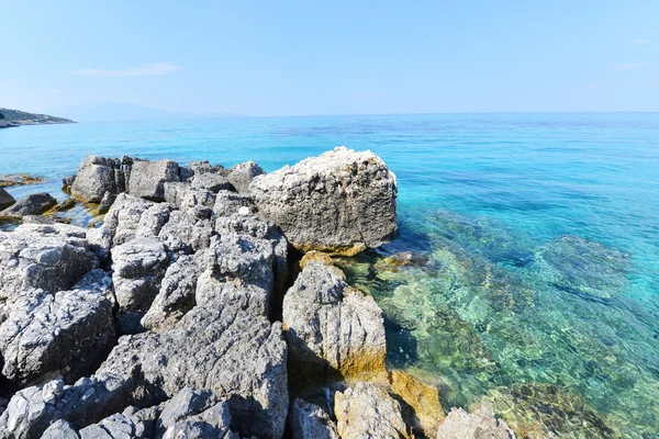 Γαλάζια νερά και τους βράχους — Φωτογραφία Αρχείου