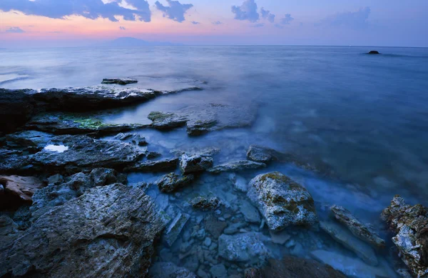 Água azul e rochas — Fotografia de Stock
