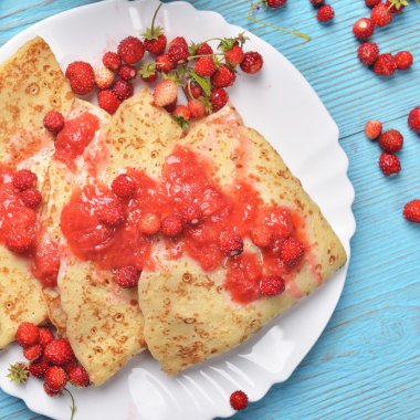 Çilekli ev yapımı krep.
