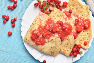 Çilekli ev yapımı krep.