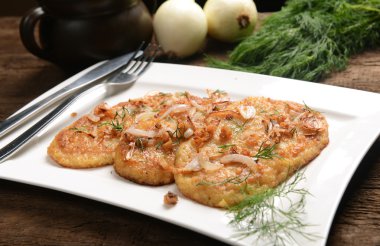 Patates gözlemesi kızarmış soğan ile