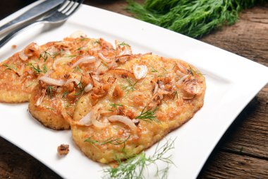 Patates gözlemesi kızarmış soğan ile