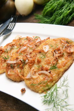 Patates gözlemesi kızarmış soğan ile