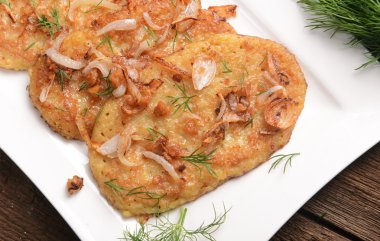 Patates gözlemesi kızarmış soğan ile