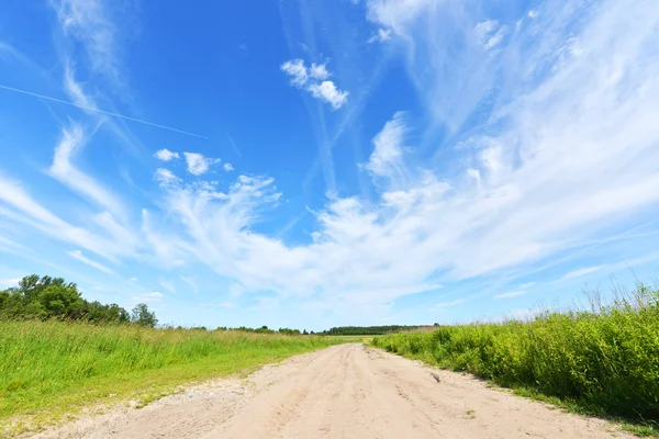 Landelijke weg in het veld — Stockfoto