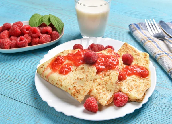 Pancakes with strawberries  and glass of milk — Stock Photo, Image