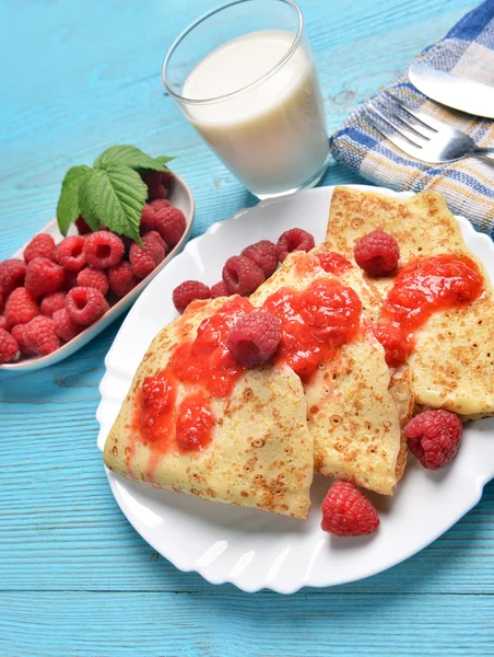 Panqueques con fresas y vaso de leche — Foto de Stock