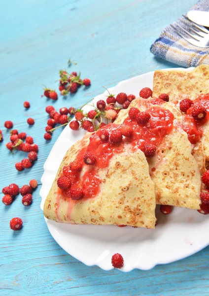 Panqueques caseros con fresas — Foto de Stock