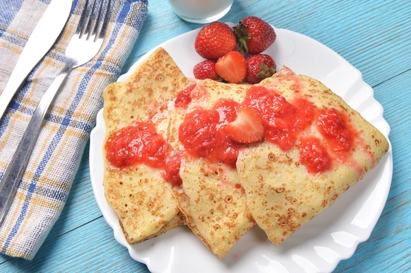 Panqueques caseros con fresas — Foto de Stock