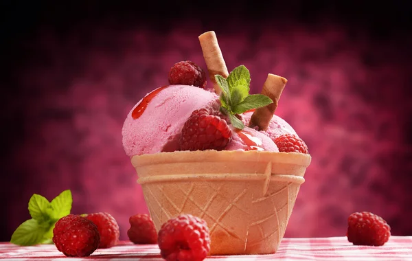 Malinová zmrzlina s mátou — Stock fotografie