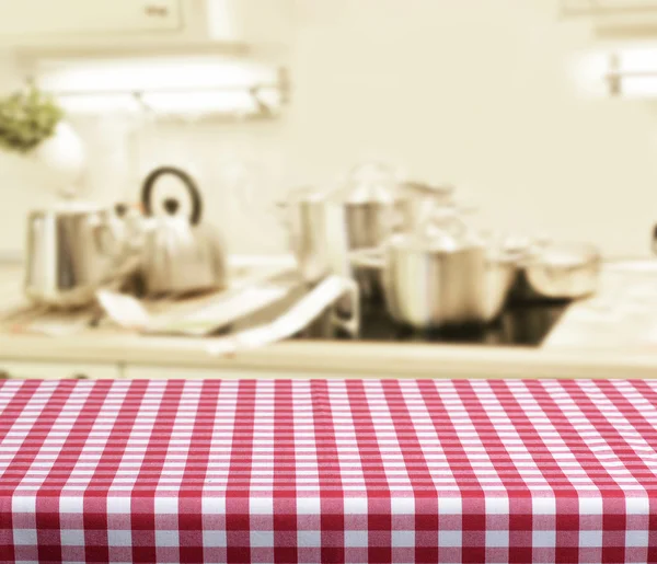 Tyhjä pöytä keittiössä — kuvapankkivalokuva