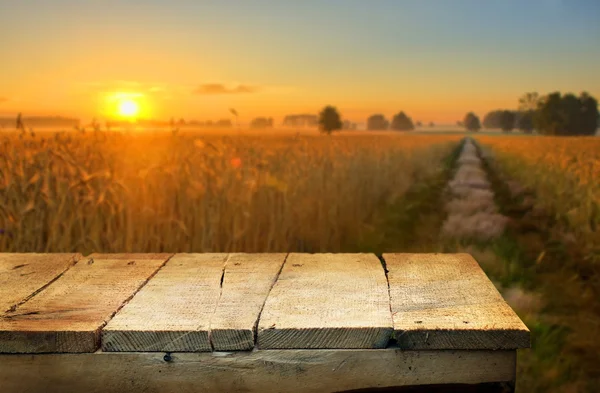 Lege tabel in het veld — Stockfoto