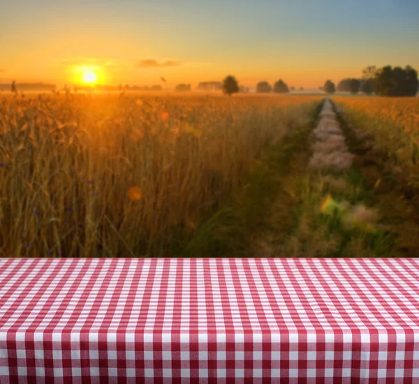 Table vide sur le terrain — Photo