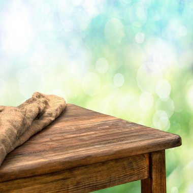 Bulanık yeşil arka plana sahip boş tablo