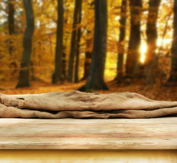 Empty table in  autumn forest — Stock Photo, Image