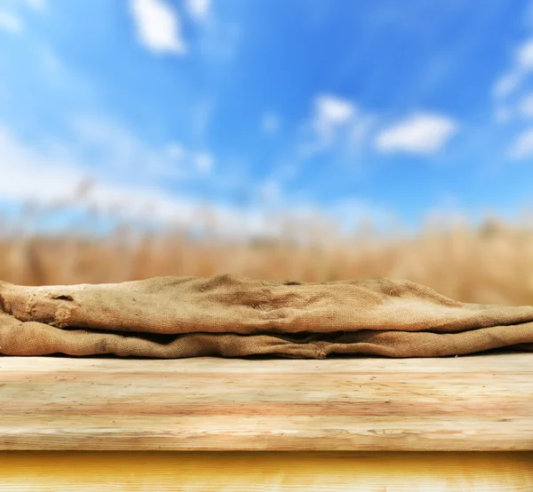 Empty table in the field — Stock Photo, Image