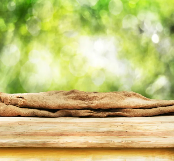 Mesa vazia com fundo verde borrado — Fotografia de Stock