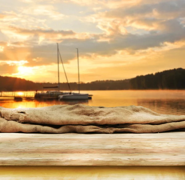 Mesa vacía en el lago con barco — Foto de Stock