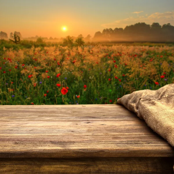 Пустой стол на маковом цветочном поле — стоковое фото