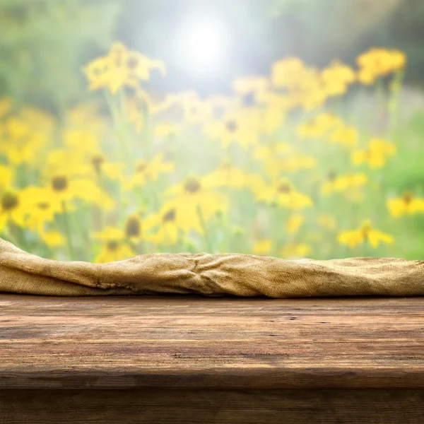 Mesa vacía con flores — Foto de Stock