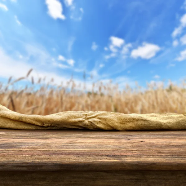 Leerer Tisch auf dem Feld — Stockfoto