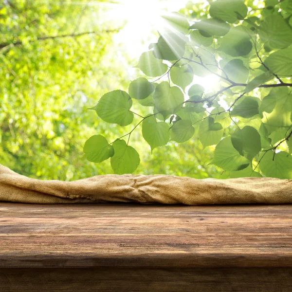 Table vide avec feuilles vertes — Photo