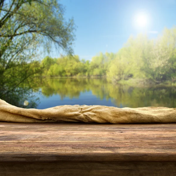 Boş doğa göl ile masaya — Stok fotoğraf
