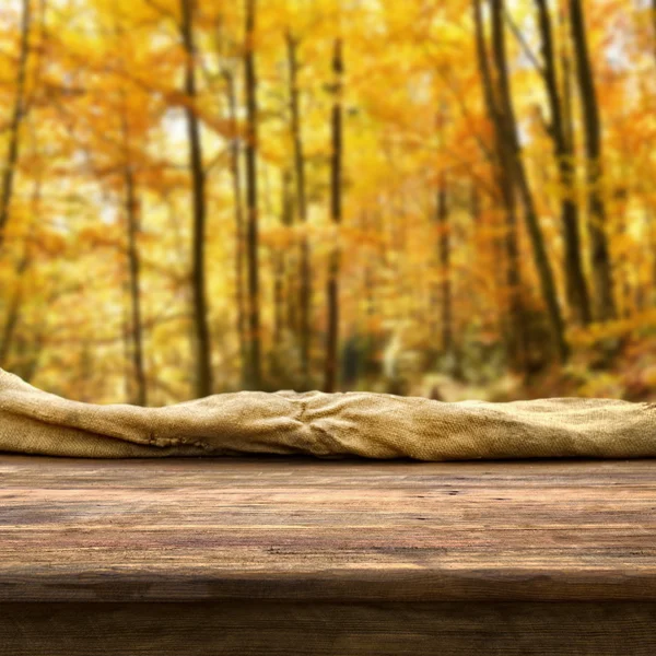Table vide dans la forêt d'automne — Photo