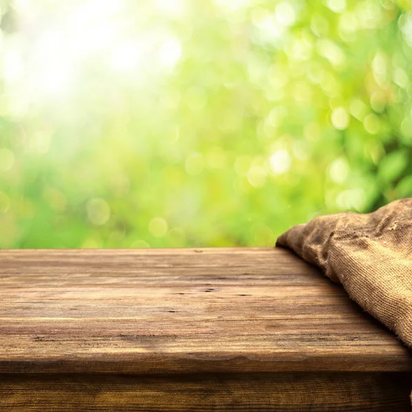 Mesa vacía con fondo verde borroso —  Fotos de Stock