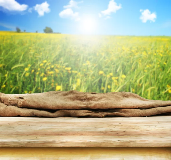 Lege tabel in het veld — Stockfoto