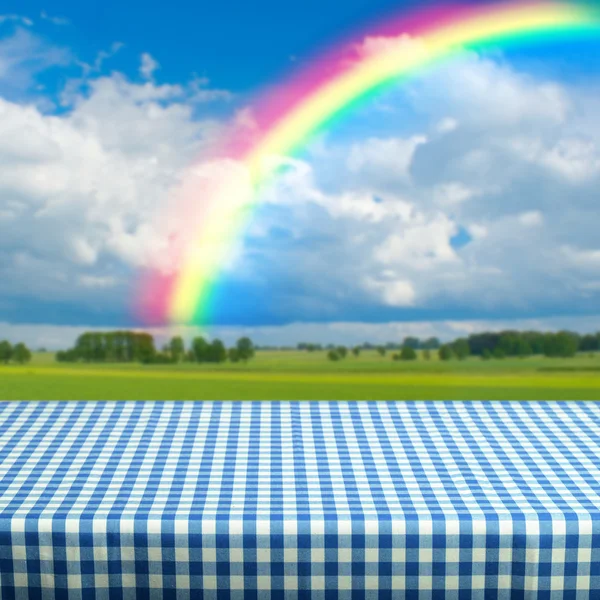 Mesa vacía con arco iris — Foto de Stock