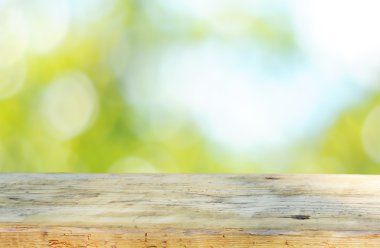 Bulanık yeşil arka plana sahip boş tablo