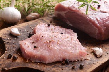 çiğ et baharatlar ile