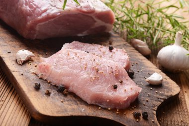 çiğ et baharatlar ile