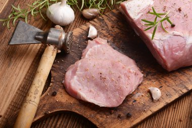 Çiğ et baharat ve çekiç ile