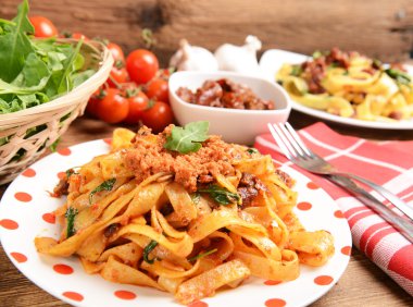 Kırmızı pesto makarna