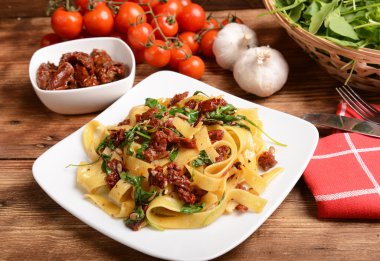 Kuru domates ve roka