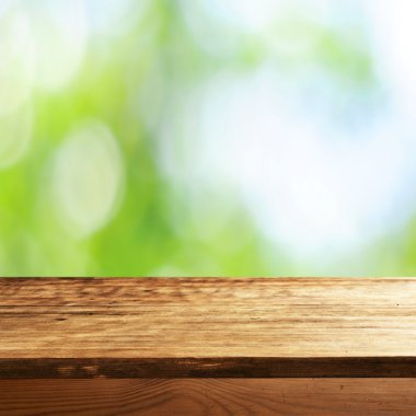 Bulanık yeşil arka plana sahip boş tablo