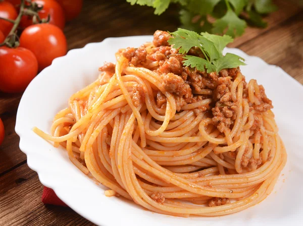 Espaguetis con verduras y tomates —  Fotos de Stock