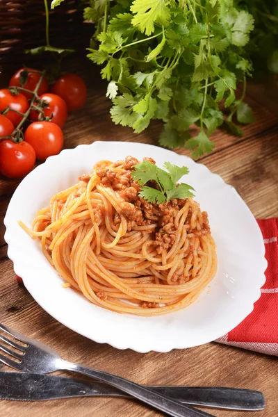 Spaghetti with greens and tomatoes — Stock Photo, Image