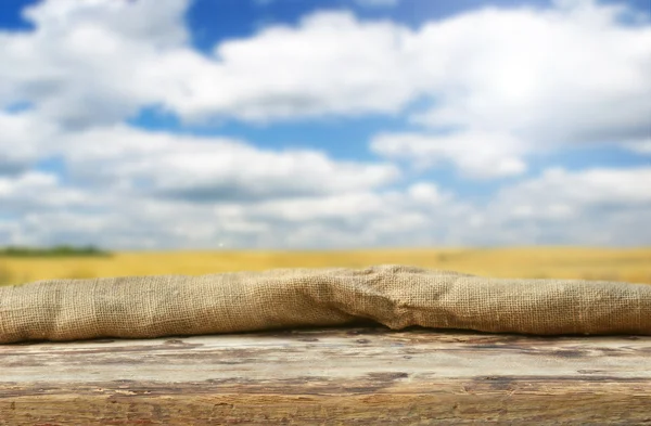 Lege tabel in het veld — Stockfoto