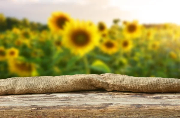 Table vide avec tournesols — Photo