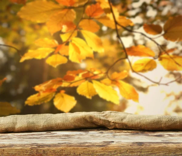 Leerer Tisch mit Herbstblättern — Stockfoto