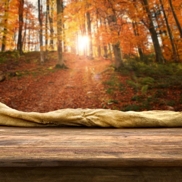 Leerer Tisch im Herbstwald — Stockfoto