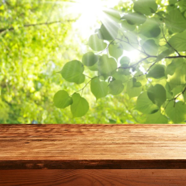 Lege tabel met groene bladeren — Stockfoto