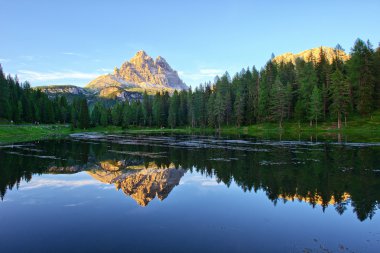 Dolomites dağlar göl yakınındaki