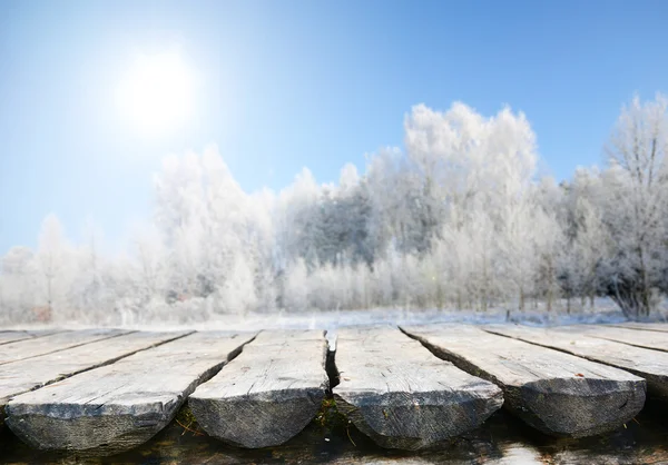 Mesa vacía sobre la naturaleza invernal — Foto de Stock